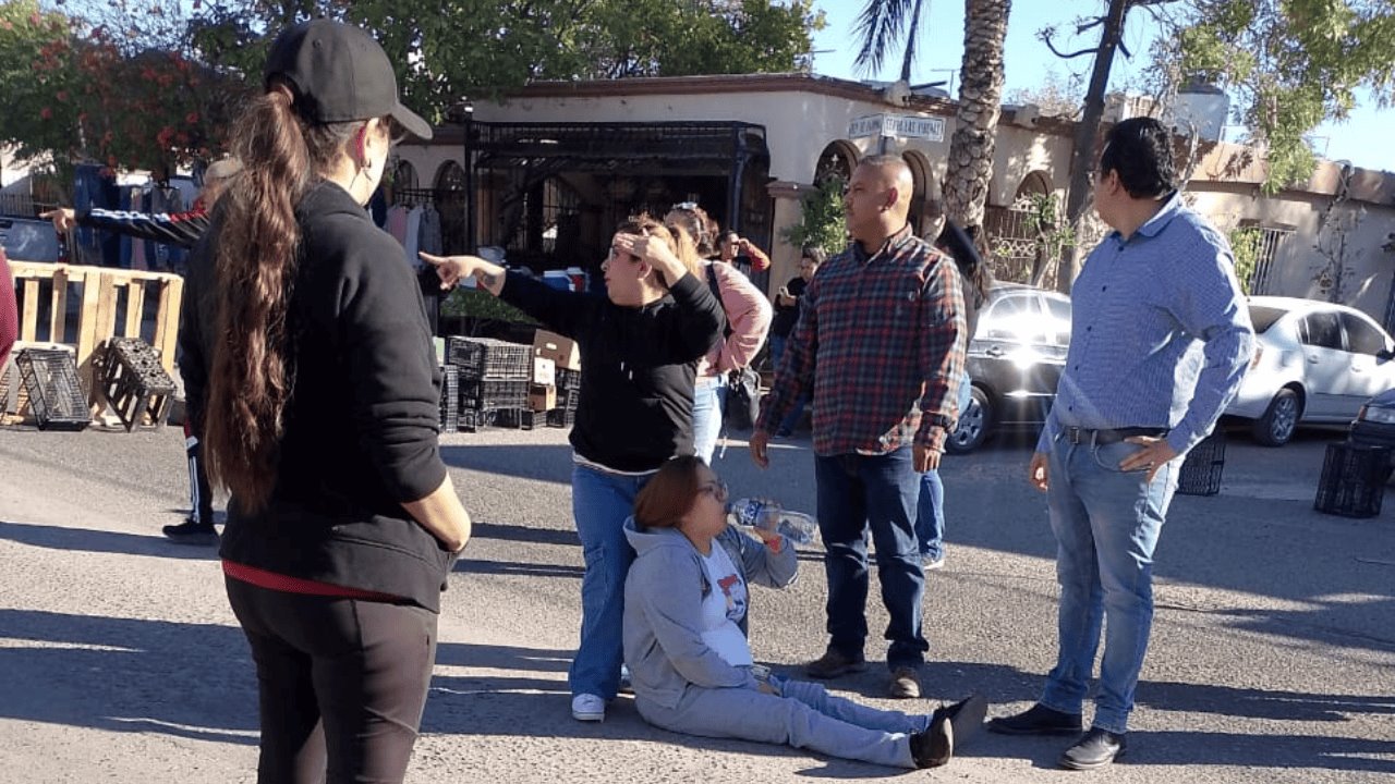Arrestan a conductor que embistió a dos personas en manifestación