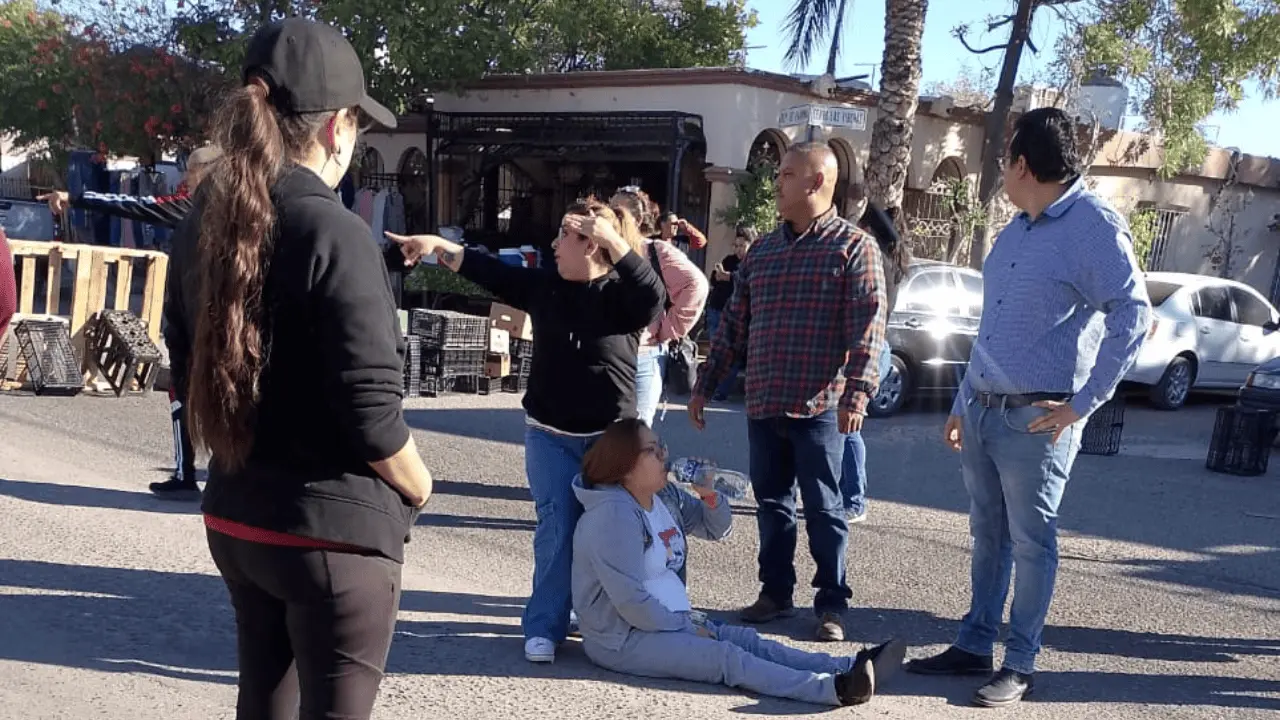 Arrestan a conductor que embistió a dos personas en manifestación
