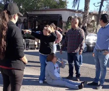 Arrestan a conductor que embistió a dos personas en manifestación