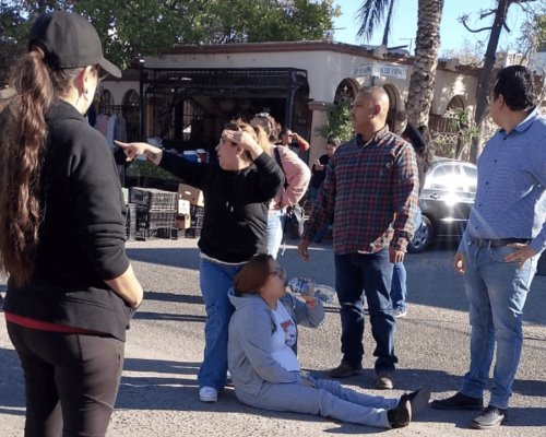 Arrestan a conductor que embistió a dos personas en manifestación