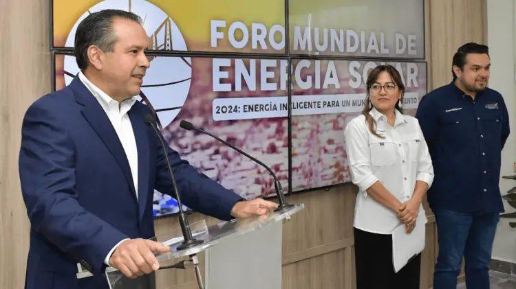 El alcalde Toño Astiazarán presentó el programa del Foro Mundial. (Foto: Especial / EXPRESO)