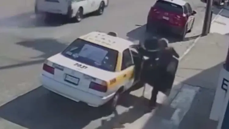 Fue golpeado por una llanta cuando intentaba subirse a un taxi