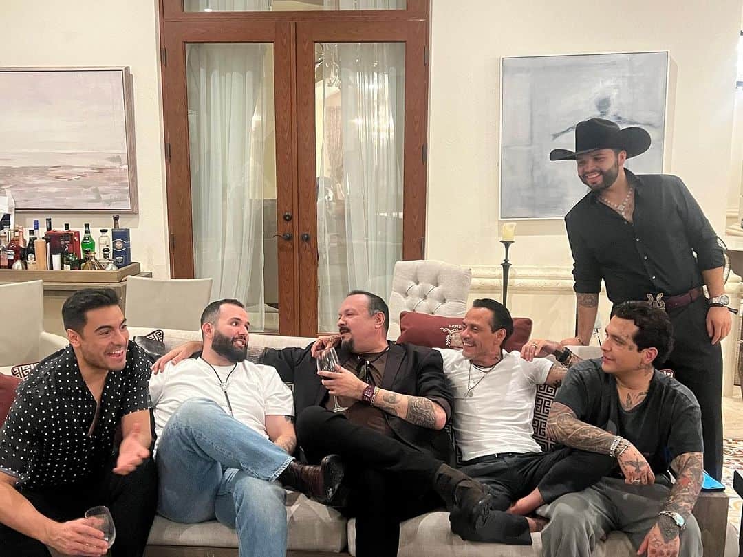 Carin León y Christian Nodal aparecen juntos en foto de Pepe Aguilar