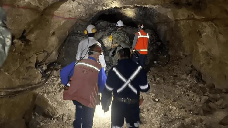 Los trabajadores quedaron sepultados. (Especial / EXPRESO)