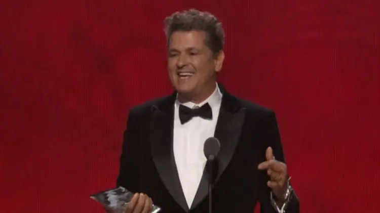 Carlos Vives dedicó este reconocimiento a su natal Colombia. (Foto: Captura de video)