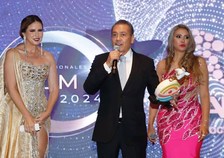 Manlio Fabio Beltrones recibe el Premio Internacional ALMA 2024