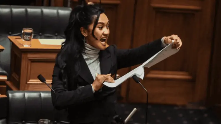 Hana-Rawhiti Maipi-Clarke interpretó el haka a modo de protesta. (Especial / EXPRESO)