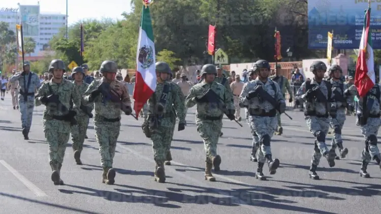 El desfile dio inicio en la avenida Luis Donaldo Colosio y bulevar Rosales. (Jorge Flores/EXPRESO)