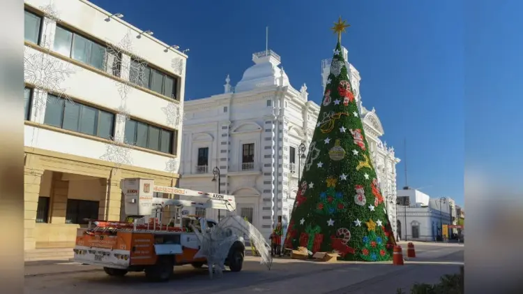 El árbol será nuevamente instalado este diciembre en Hermosillo. (Foto: @tonoastiazaran)
