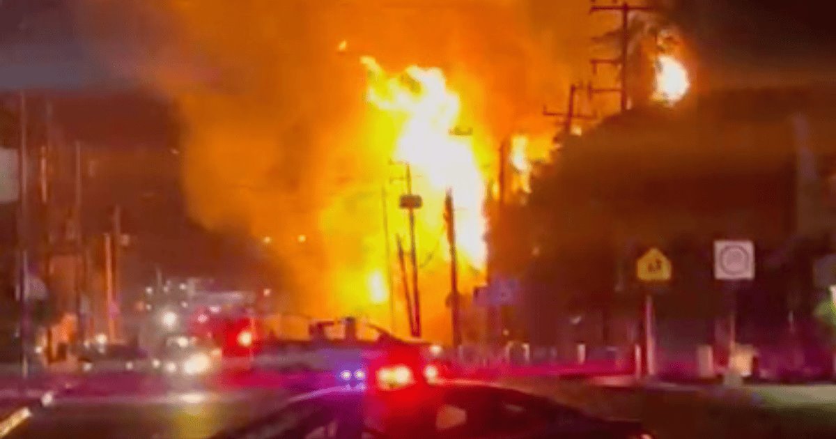 Fuerte incendio forestal en Guaymas afecta a edificio en estado de abandono