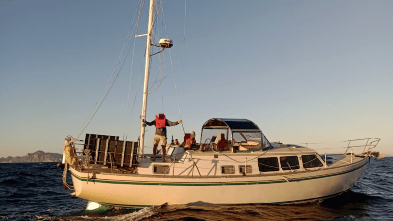 Rescata Semar a tres estadounidenses varados frente a las costas de Guaymas