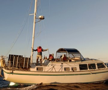 Rescata Semar a tres estadounidenses varados frente a las costas de Guaymas