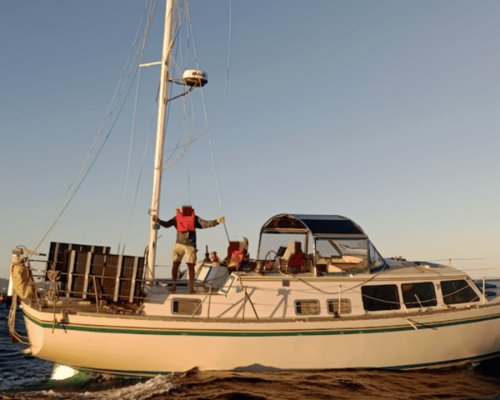 Rescata Semar a tres estadounidenses varados frente a las costas de Guaymas