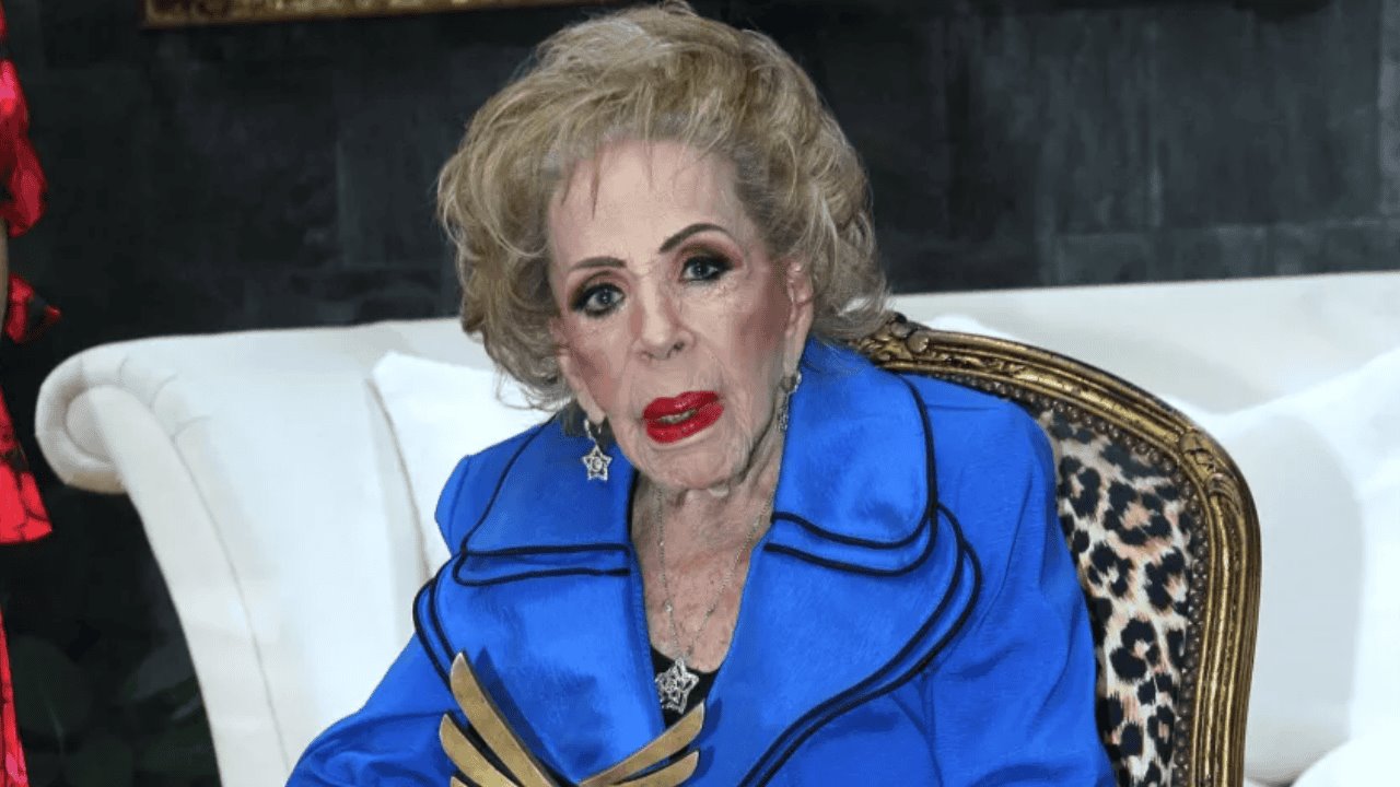 Silvia Pinal continúa hospitalizada; familiares la acompañan