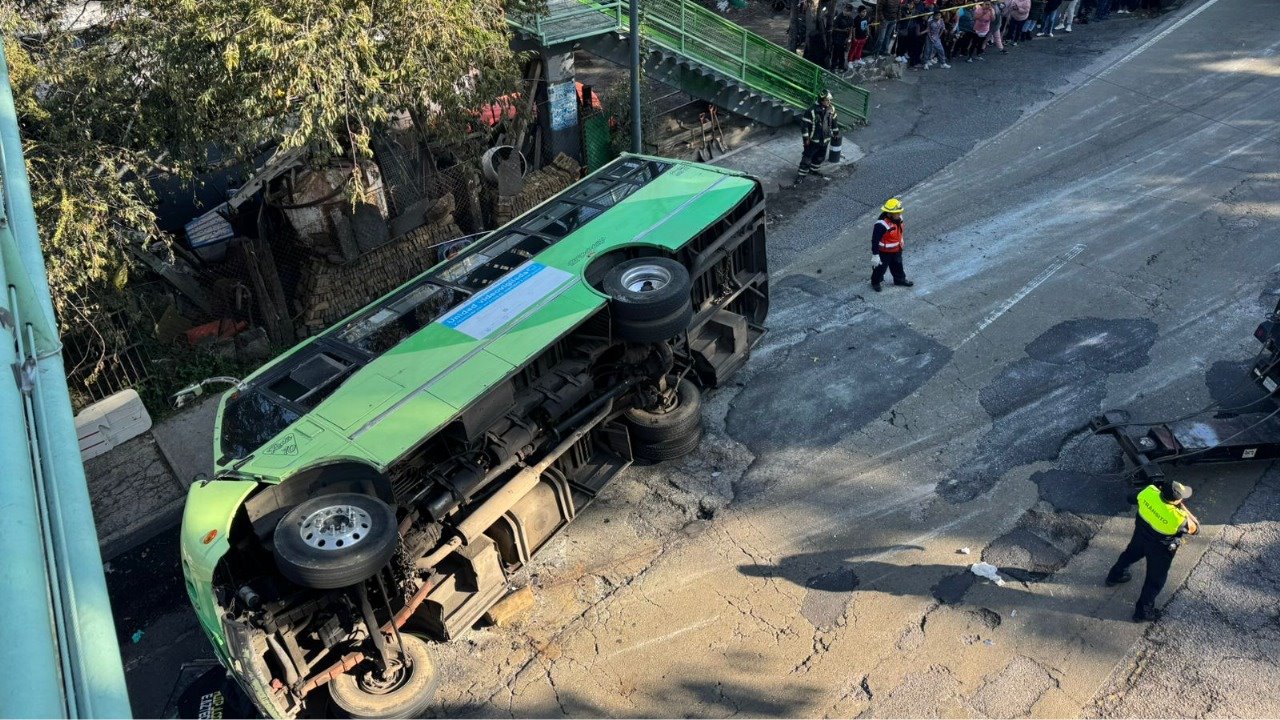 VIDEO | Volcadura de camión de pasajeros deja 8 lesionados