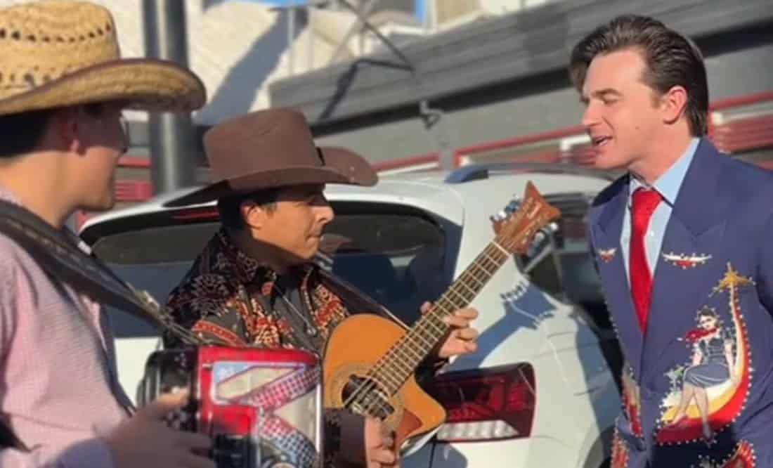 Drake Bell canta intro de Drake & Josh  al ritmo del regional mexicano