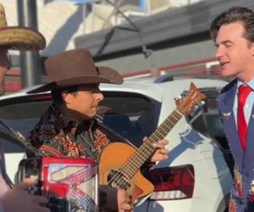 Drake Bell canta intro de Drake & Josh  al ritmo del regional mexicano