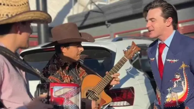 Drake Bell canta intro de Drake & Josh  al ritmo del regional mexicano