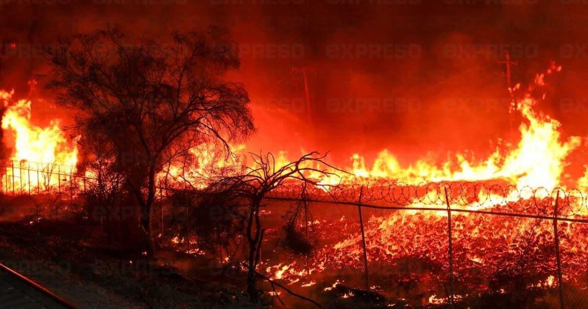 Bomberos de Hermosillo combaten fuerte incendio en El Tazajal