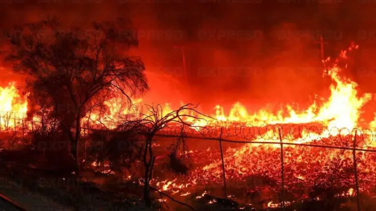 Las vialidades alrededor del siniestro fueron cerradas. (Foto: Cristian Ruiz/EXPRESO)