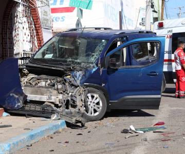 Choque entre camión urbano y van deja 12 lesionados en Hermosillo