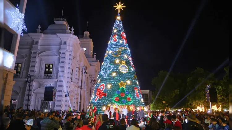 Este domingo inició la Navidad en Hermosillo con el encendido del árbol. (Cristian Ruiz/EXPRESO)