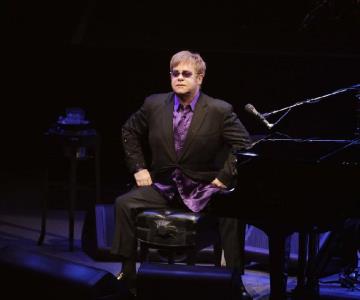 Pierde  Elton John visión  en el ojo derecho por una infección