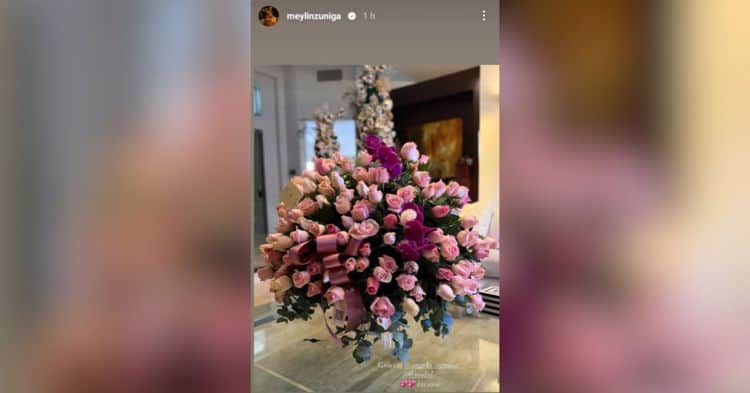 Ángela Aguilar y Christian Nodal le mandan flores a la novia de Carin León