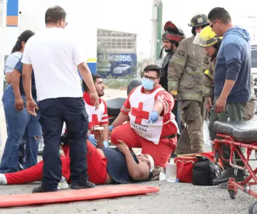 Motociclista queda gravemente lesionado tras ser embestido por vehículo