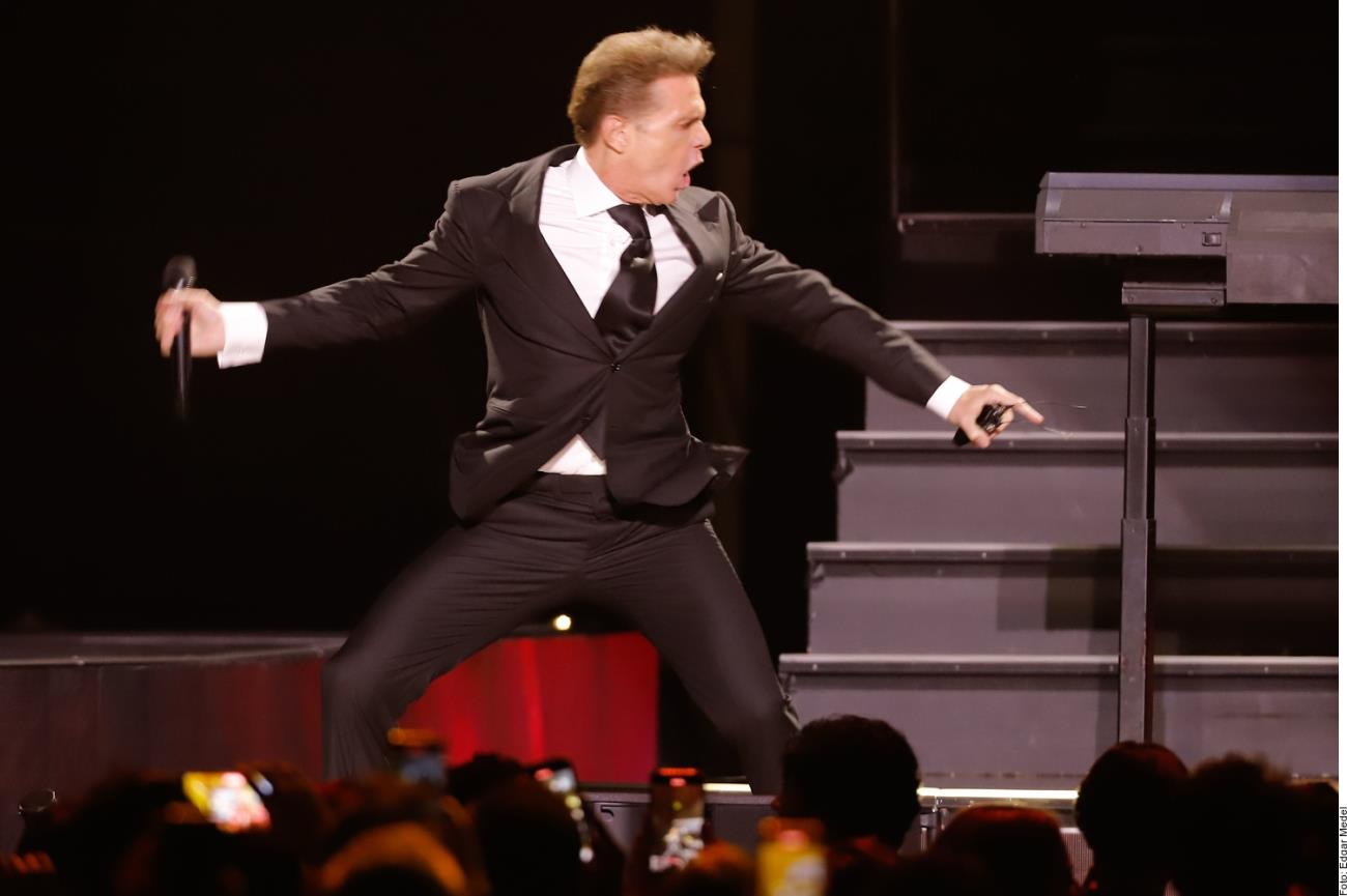 Molesto y en pleno show, Luis Miguel reprende a encargados de audio