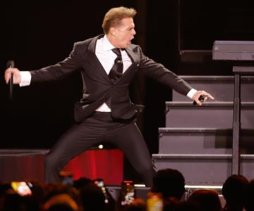 Molesto y en pleno show, Luis Miguel reprende a encargados de audio