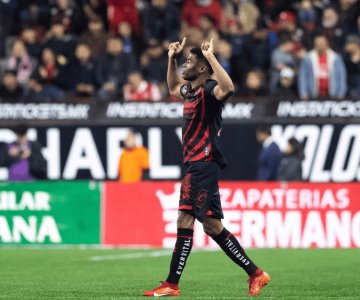 Xolos golea al superlíder Cruz Azul y lo deja al borde del abismo