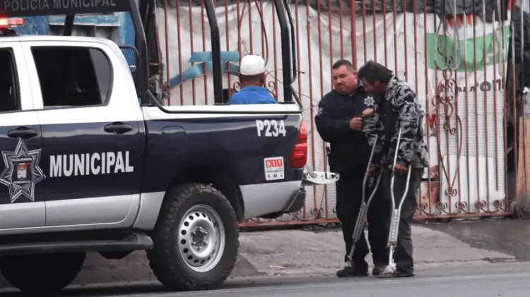 Oficiales arrestaron a los presuntos responsables por el incendio.  Foto: Jorge Flores