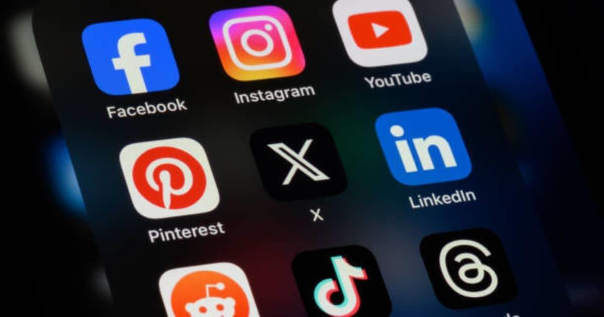 Australia aprueba ley para prohibir redes sociales a menores