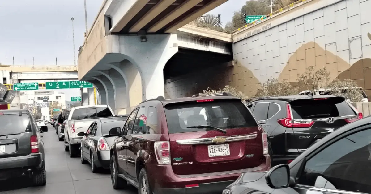 Saturan vehículos la garita de Nogales por el ‘Black Friday’