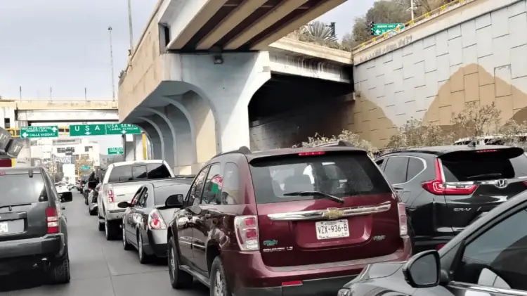 Se observó una larga fila de vehículos que buscan cruzar la frontera a Estados Unidos.Foto:ESPECIAL
