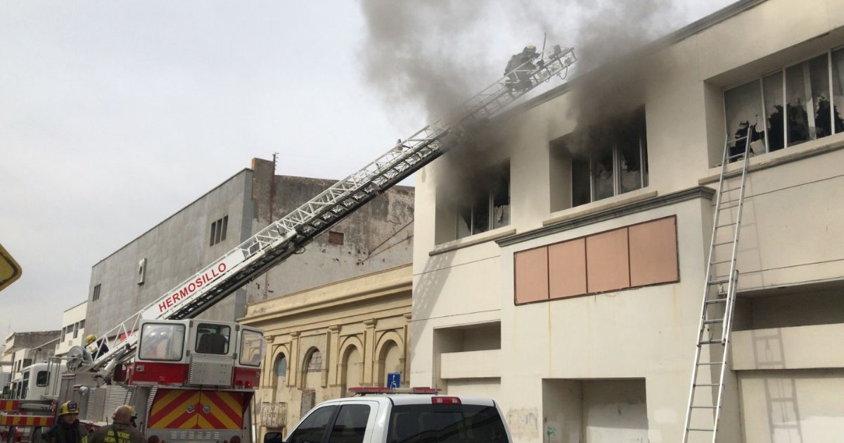 Fuerte incendio en el centro de Hermosillo: cierran cuadra completa