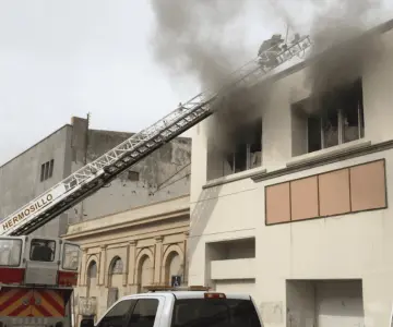 Fuerte incendio en el centro de Hermosillo: cierran cuadra completa