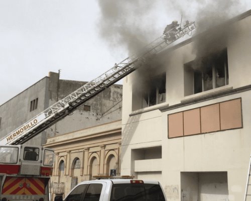 Fuerte incendio en el centro de Hermosillo: cierran cuadra completa