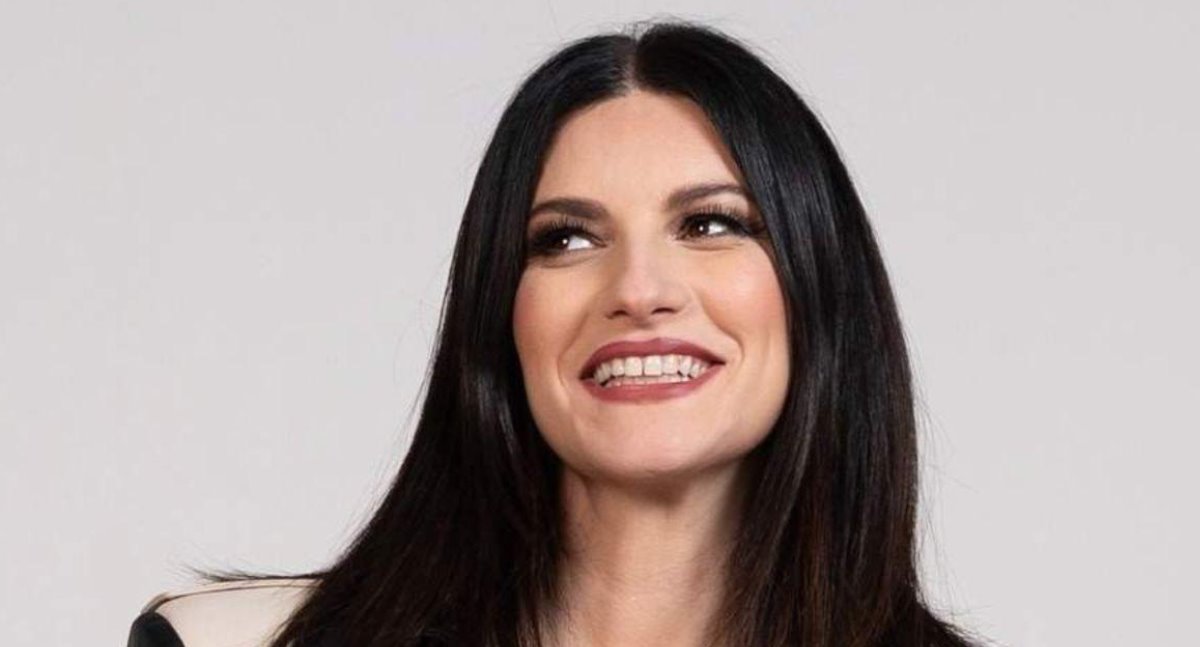 Laura Pausini sufre aparatosa caída en pleno concierto