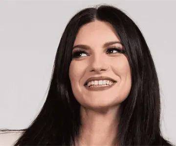 Laura Pausini sufre aparatosa caída en pleno concierto
