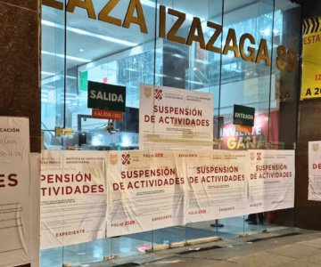 Locatarios sacan mercancía de Plaza Izazaga 89 pese a clausura