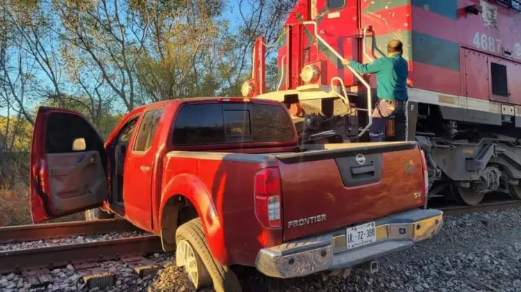 El vehículo fue arrastrado por el tren aproximadamente 100 metros. (Foto: Redes)
