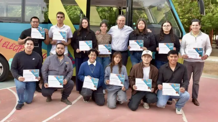 Un grupo de 17 jóvenes integran el comité para vigilar el transporte en Hermosillo. (@tonoastiazaran)