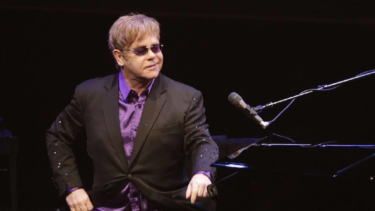 Revela Elton John que perdió la vista casi por completo