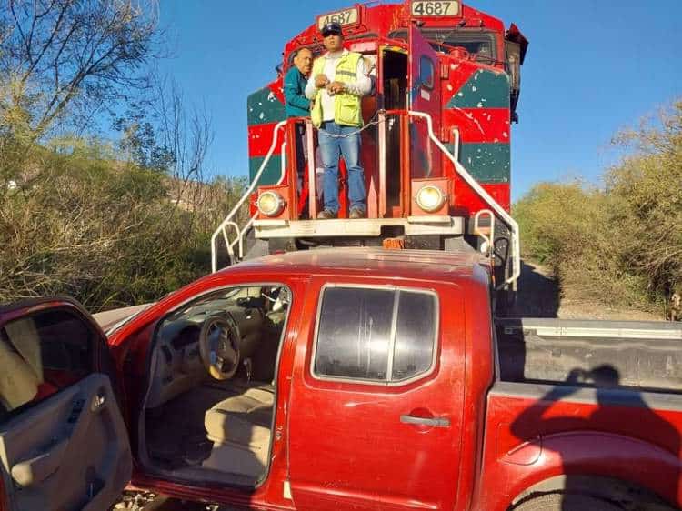 Ferrocarril impacta a pick up en Magdalena de Kino; menor queda lesionada