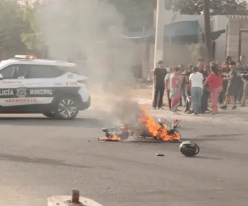 Ejecutan a motociclista y causan incendio al norte de Hermosillo