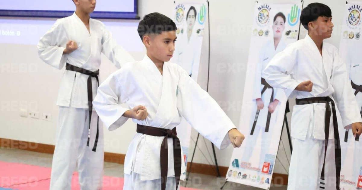 Se gradúa tercera generación de Karate en academia Malala