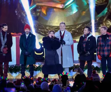 Los Backstreet Boys cantan en el encendido del árbol Rockefeller