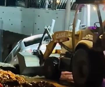 Vehículo cae en desnivel de obra en Nogales